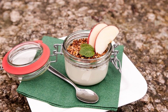 Apfel-Joghurt-Dessert im Glas mit gerösteten Mandelblättchen